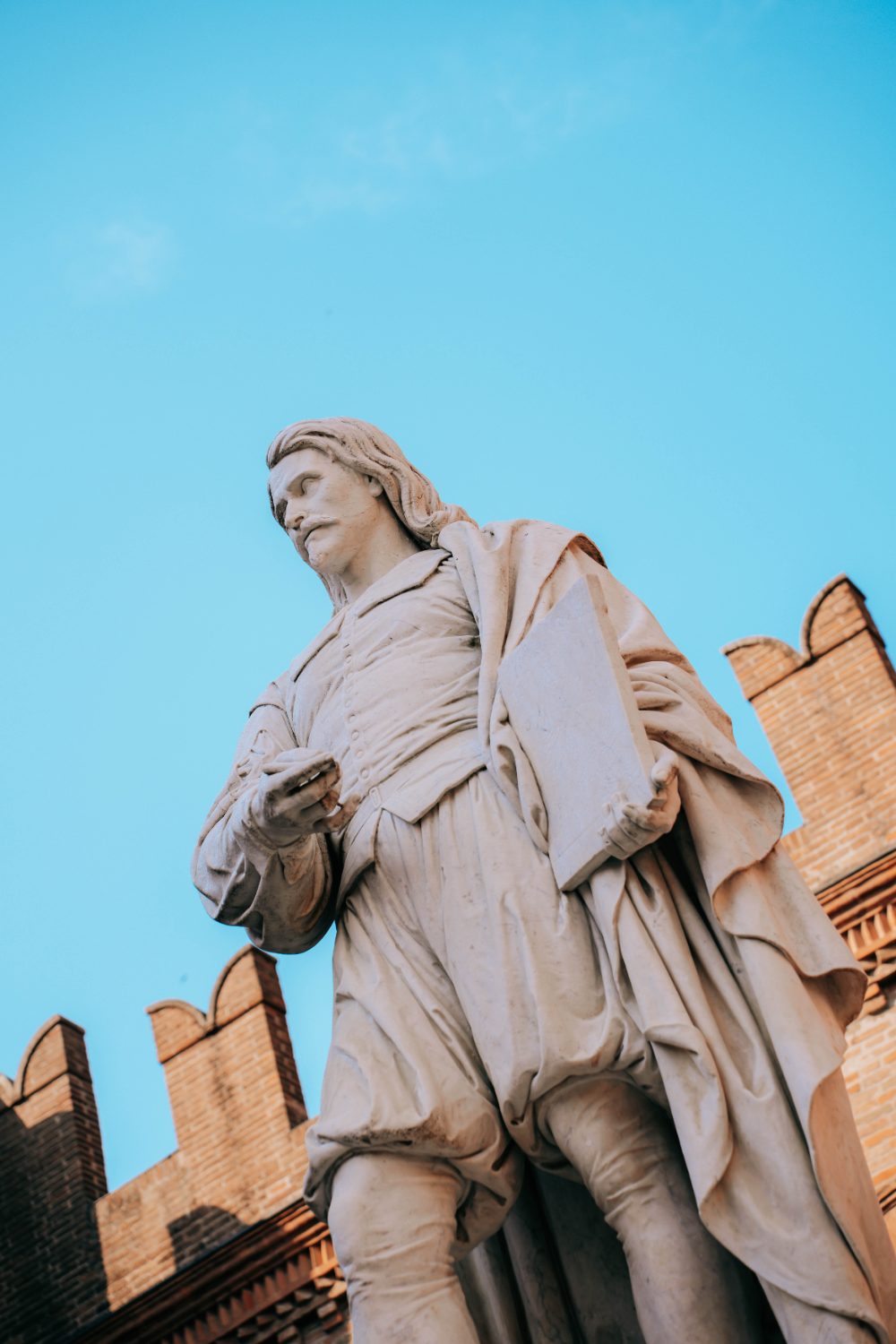 Statua del Guercino, Cento